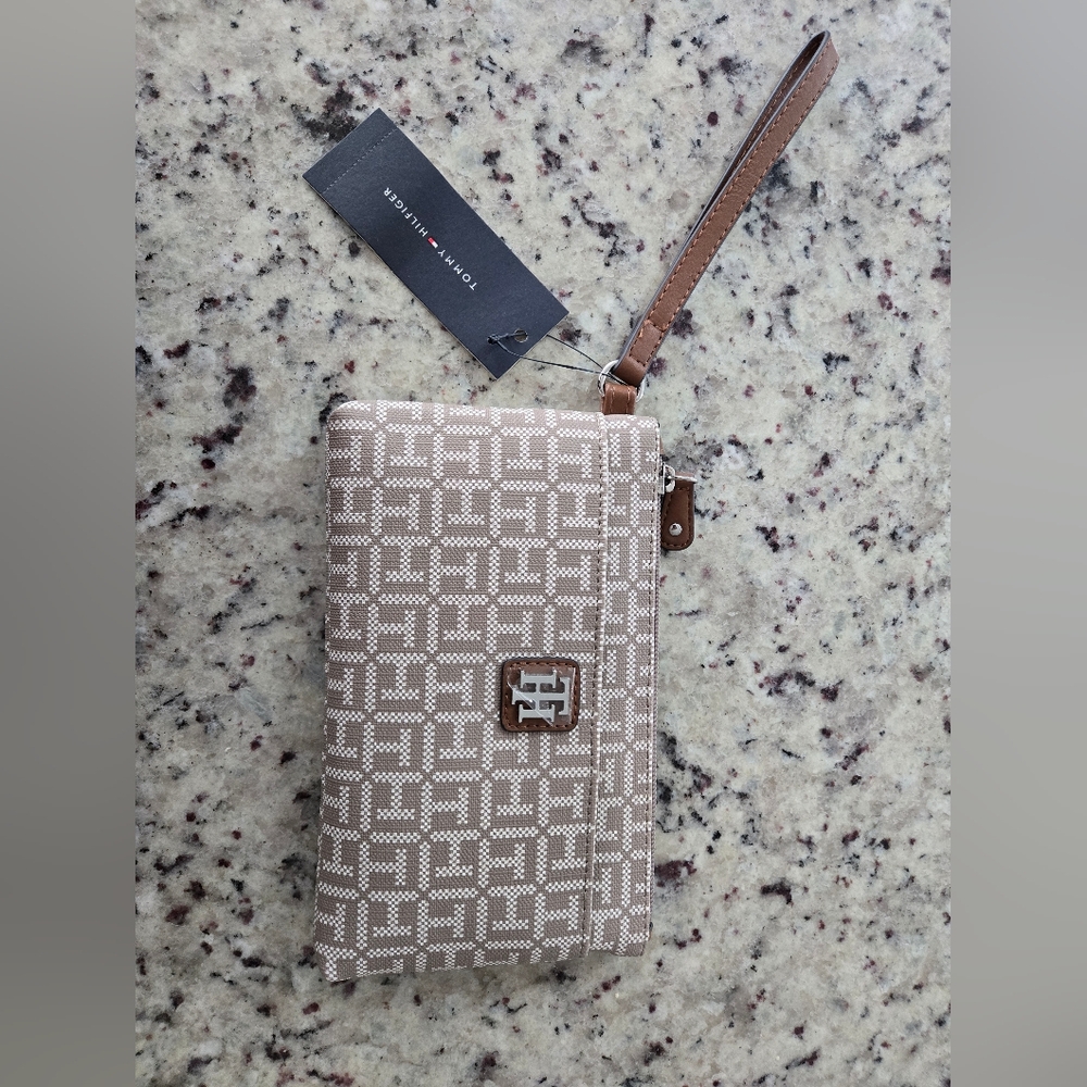 TOMMY HILFIGER Women's White & Beige Logo Zipper Wristlet Wallet Vegan Leather